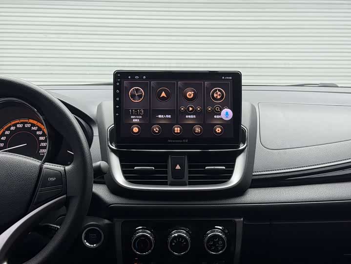 Фото 17 - Toyota Yaris L Hatchback