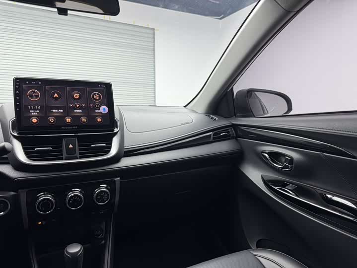 Фото 18 - Toyota Yaris L Hatchback