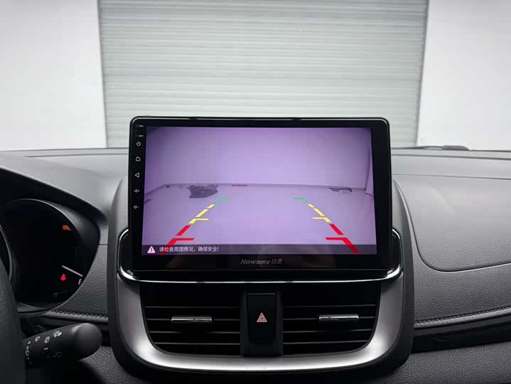 Фото 19 - Toyota Yaris L Hatchback