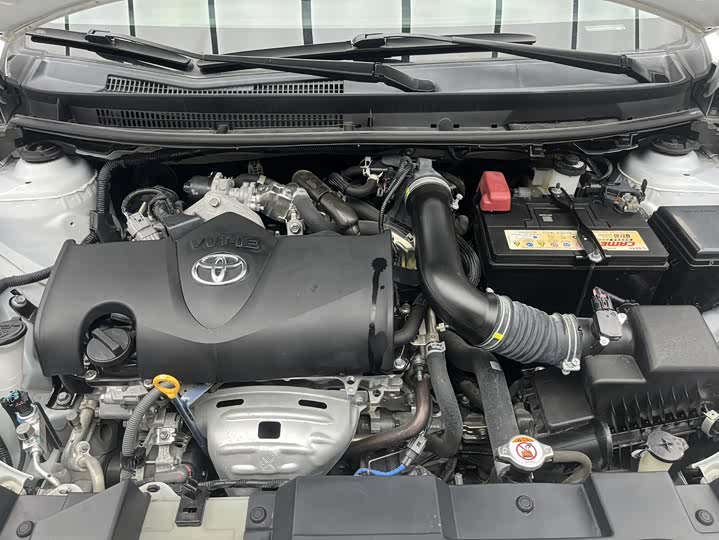 Фото 22 - Toyota Yaris L Hatchback