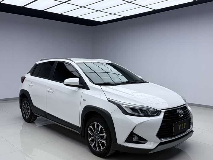 Фото 3 - Toyota Yaris L Hatchback