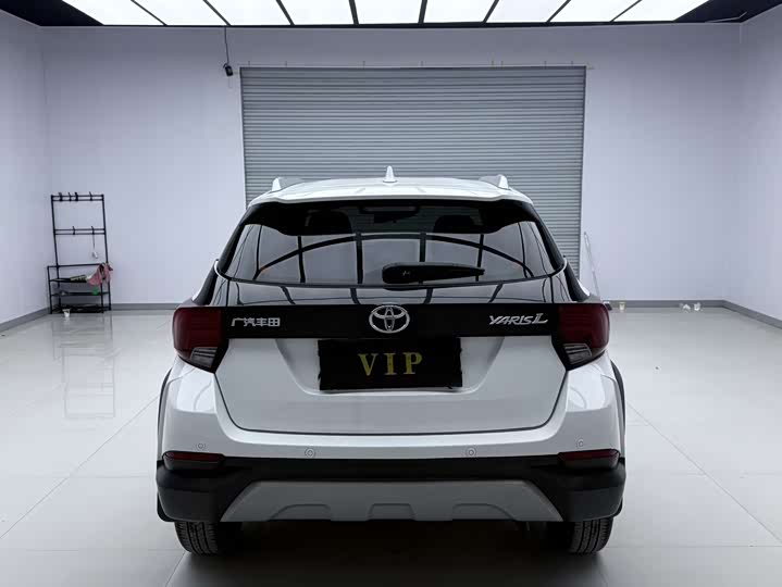 Фото 5 - Toyota Yaris L Hatchback