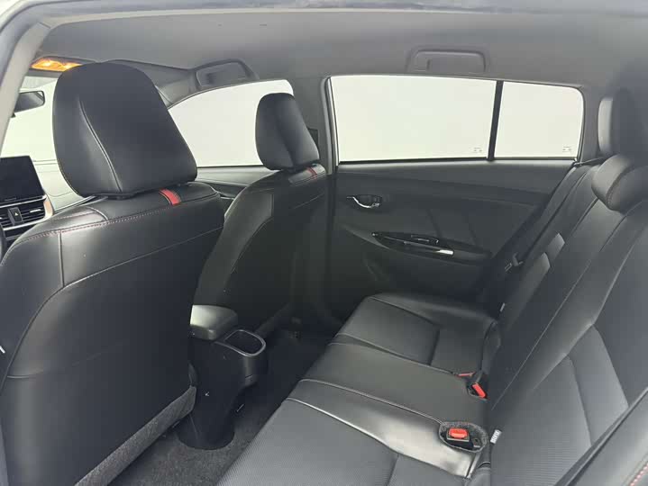 Фото 8 - Toyota Yaris L Hatchback