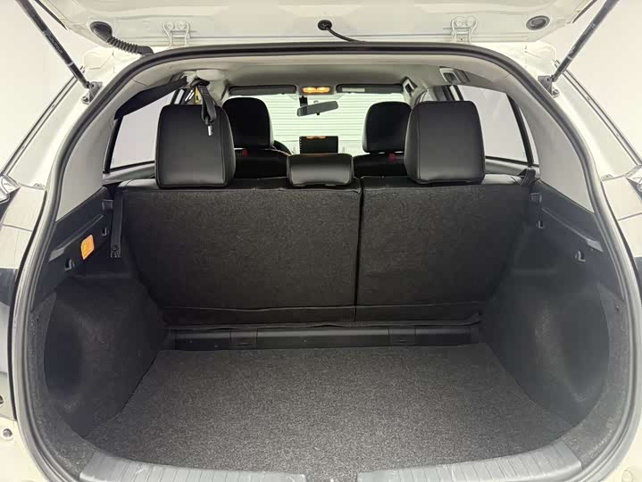 Фото 9 - Toyota Yaris L Hatchback