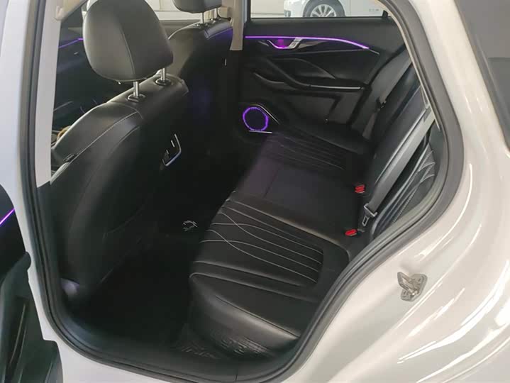 Фото 11 - Bestune B70