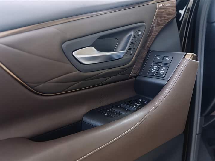 Фото 18 - Toyota Vellfire