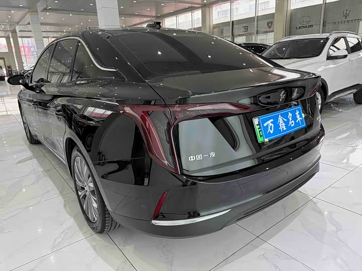 Фото 16 - Hongqi E-QM5