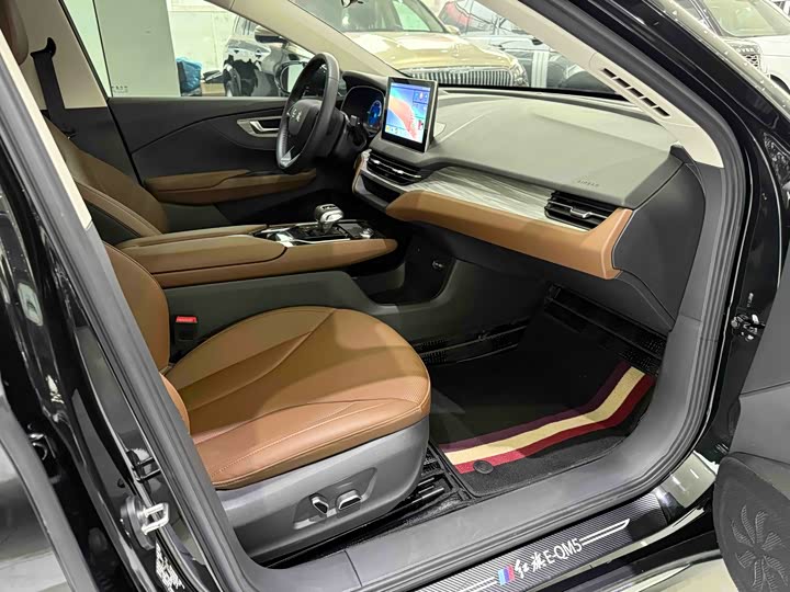 Фото 8 - Hongqi E-QM5