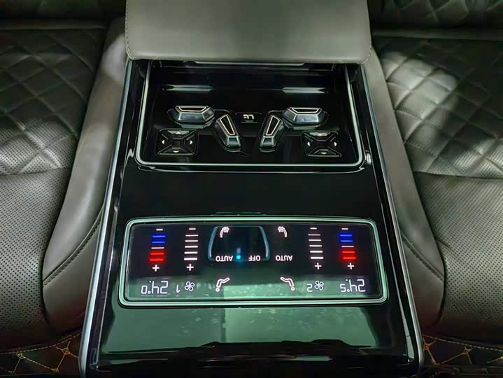 Фото 12 - Audi A8