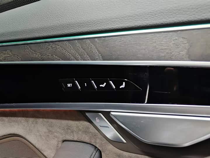 Фото 13 - Audi A8