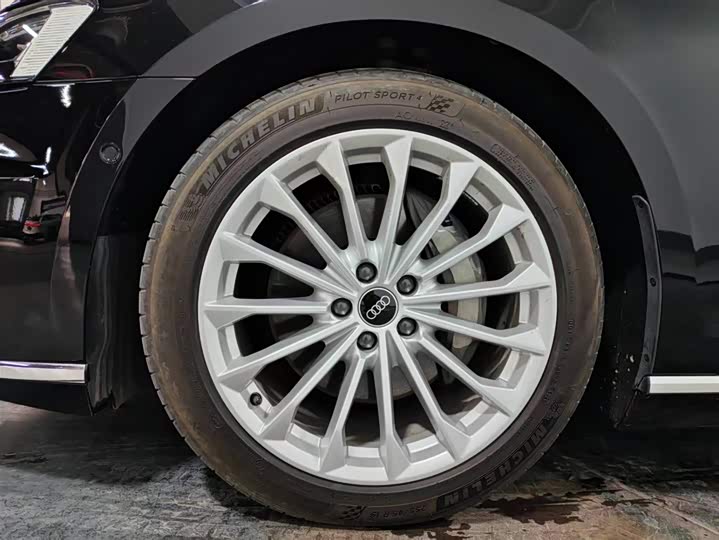 Фото 15 - Audi A8