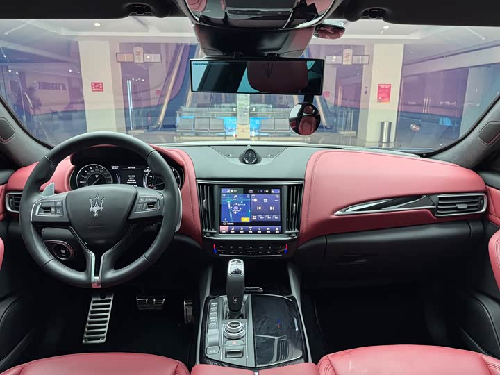 Фото 8 - Maserati Levante