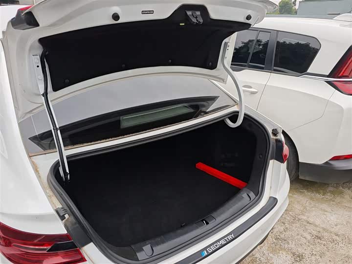 Фото 19 - Geely Geometry A