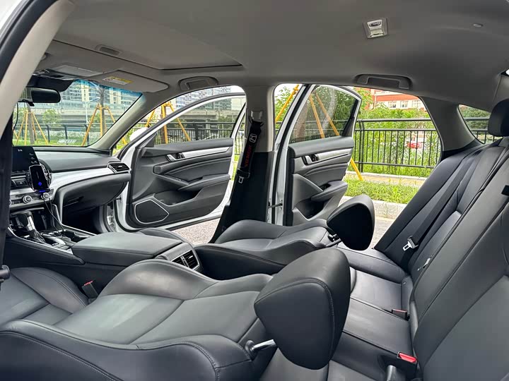 Фото 15 - Honda Accord