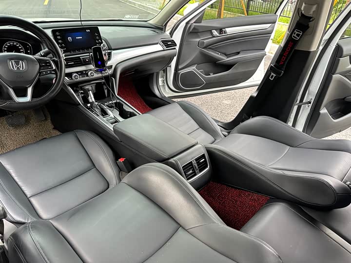 Фото 16 - Honda Accord