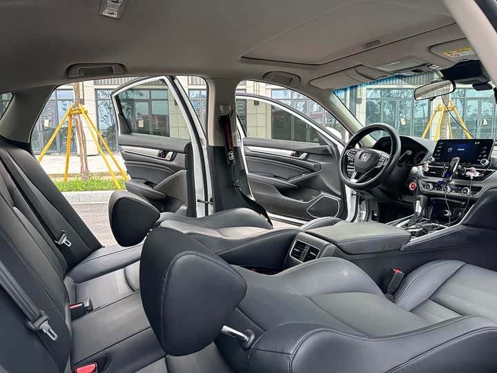 Фото 17 - Honda Accord