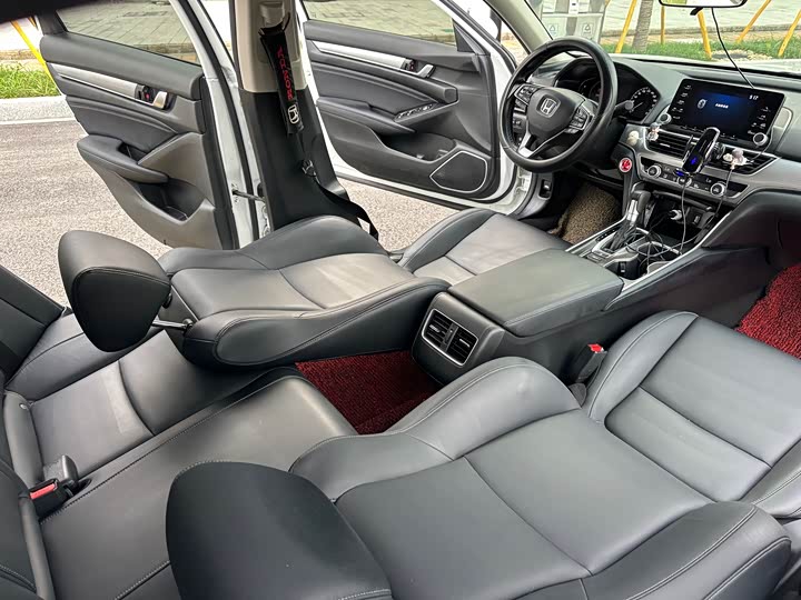 Фото 18 - Honda Accord