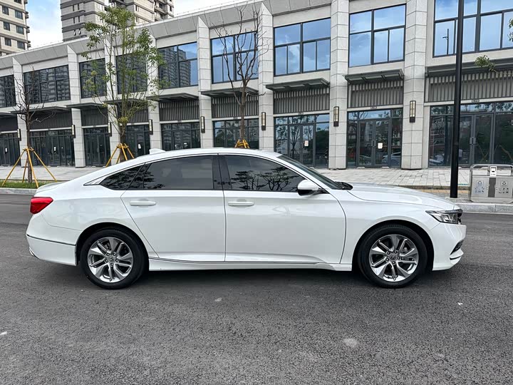 Фото 4 - Honda Accord