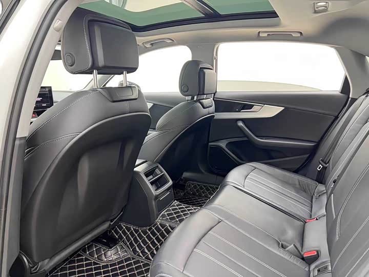 Фото 12 - Audi A4L