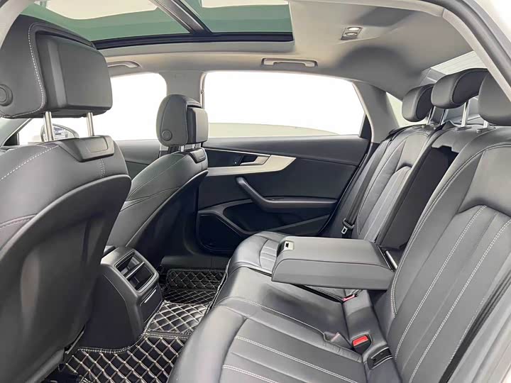 Фото 13 - Audi A4L