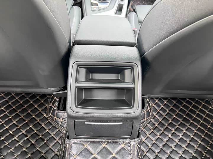 Фото 14 - Audi A4L