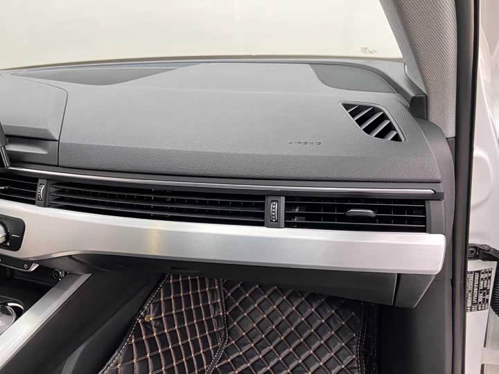 Фото 28 - Audi A4L