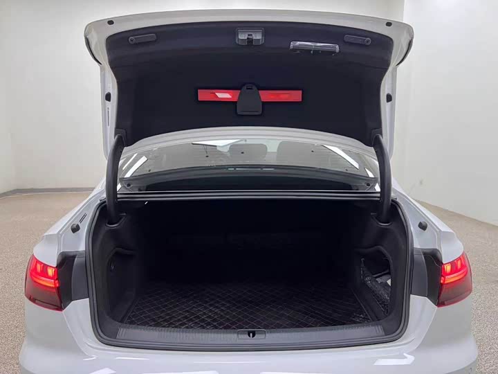 Фото 30 - Audi A4L