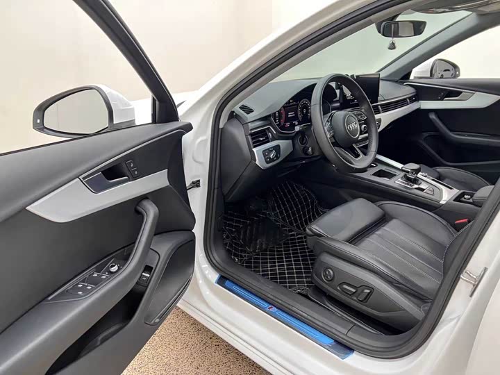 Фото 8 - Audi A4L