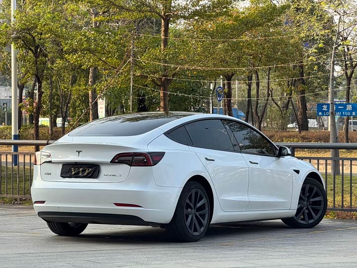 Фото 6 - Tesla Model 3