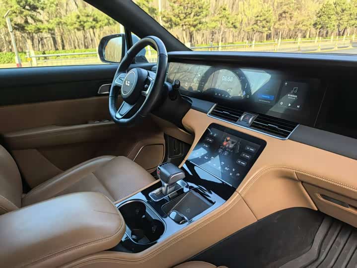 Фото 10 - LiXiang One