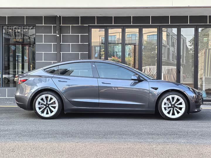 Фото 3 - Tesla Model 3