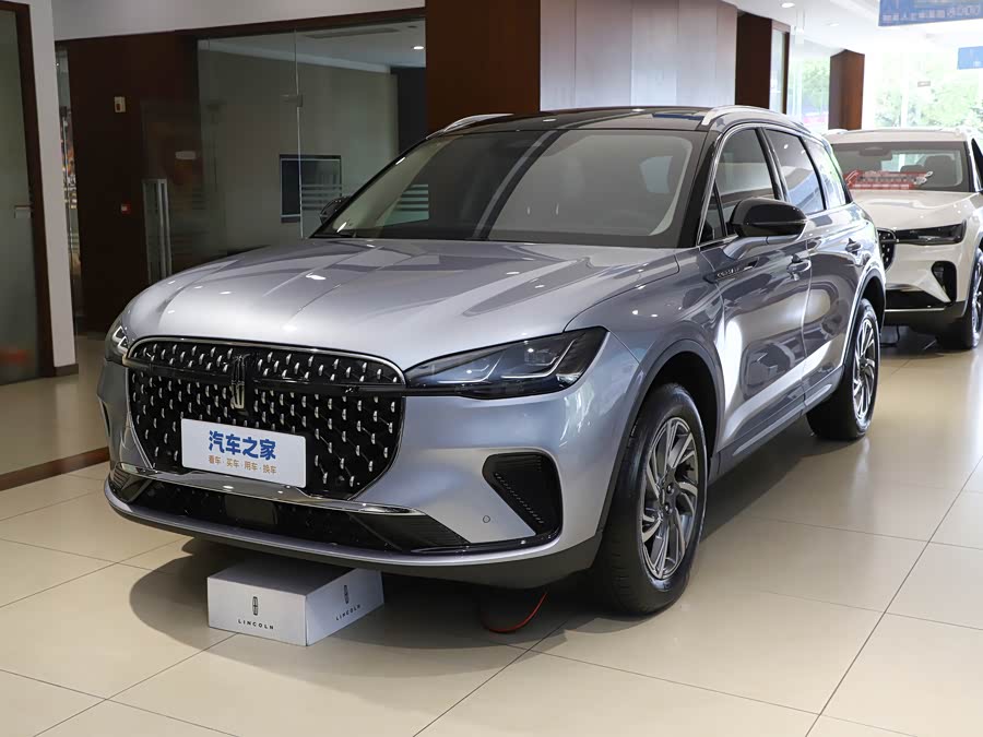 Фото 1 - Lincoln Corsair