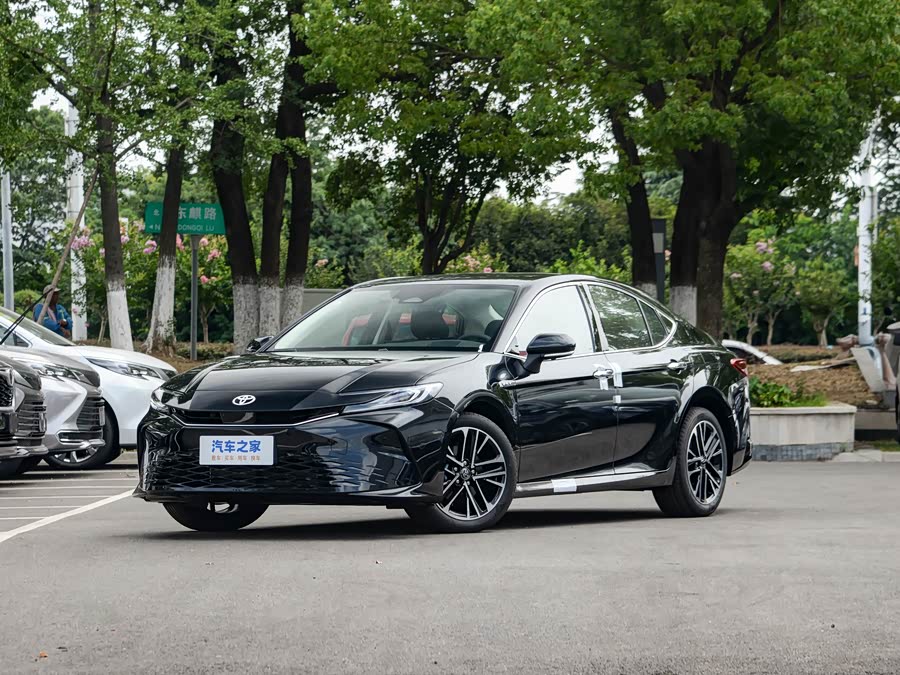 Фото 1 - Toyota Camry