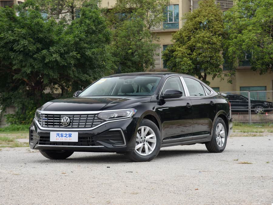 Фото 1 - Volkswagen Passat Hybrid