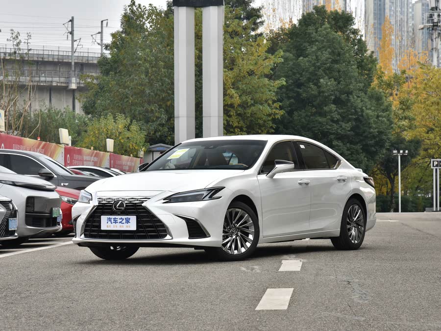 Фото 1 - Lexus ES