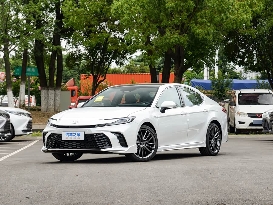 Фото 1 - Toyota Camry