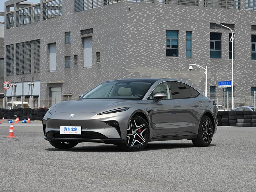 Фото 1 - Roewe F7