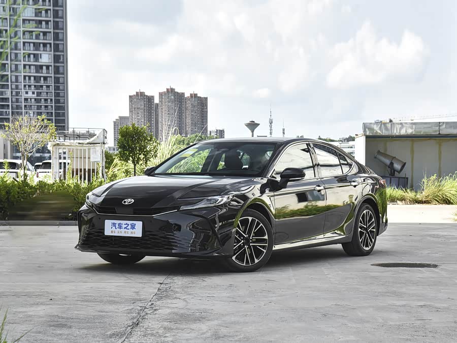 Фото 1 - Toyota Camry