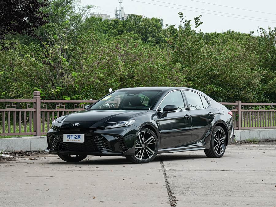 Фото 1 - Toyota Camry