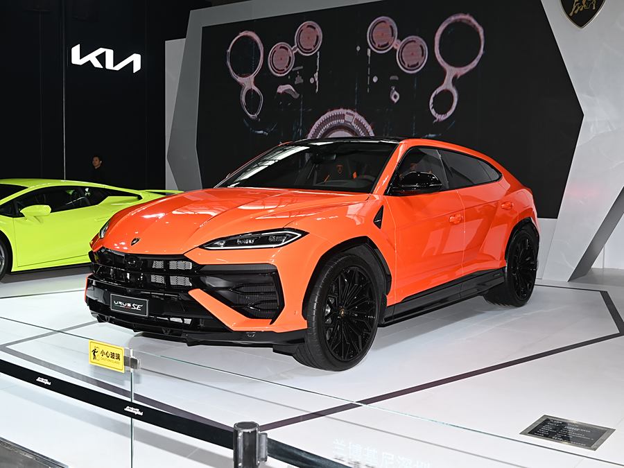 Фото 1 - Lamborghini Urus SE