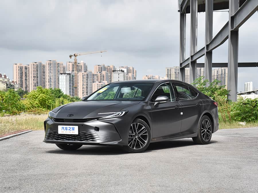 Фото 1 - Toyota Camry