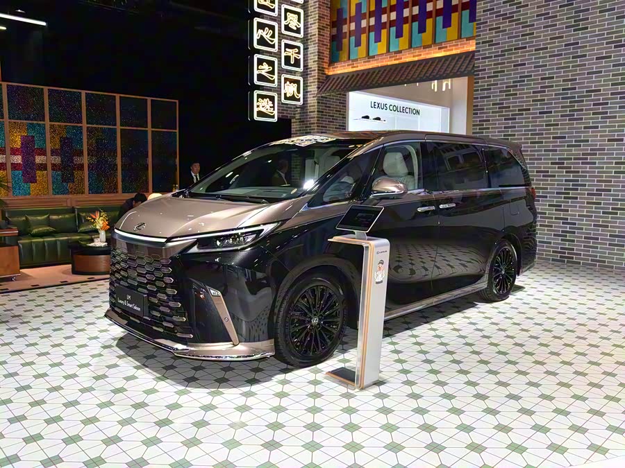 Фото 1 - Lexus LM