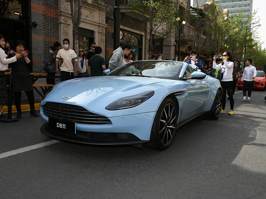 Фото 1 - Aston Martin DB11