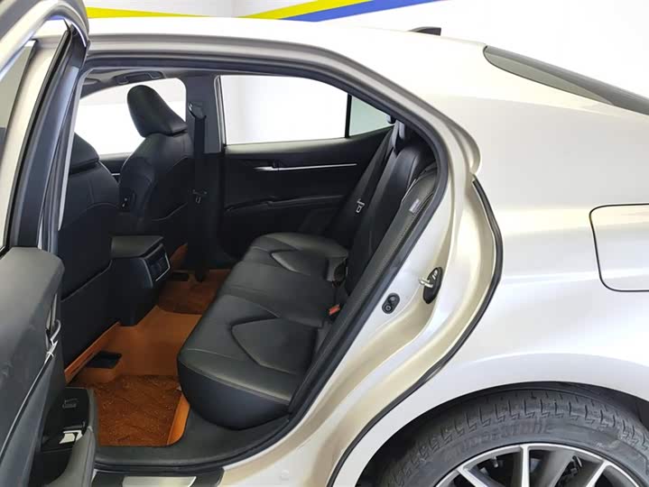 Фото 11 - Toyota Camry