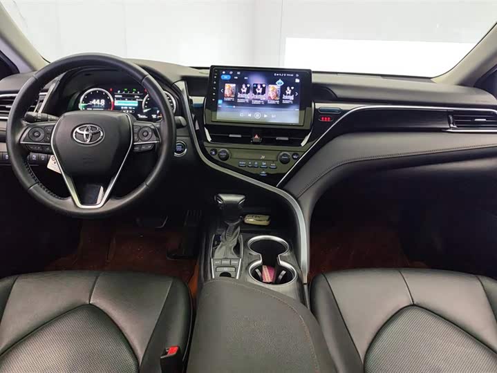 Фото 12 - Toyota Camry