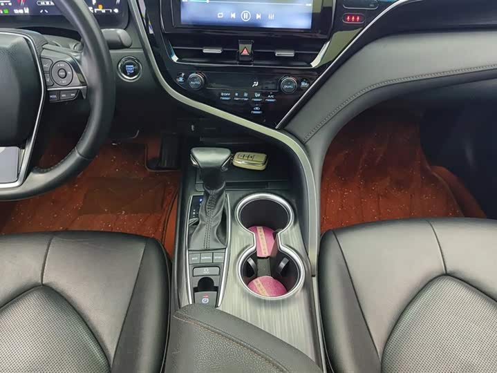 Фото 16 - Toyota Camry