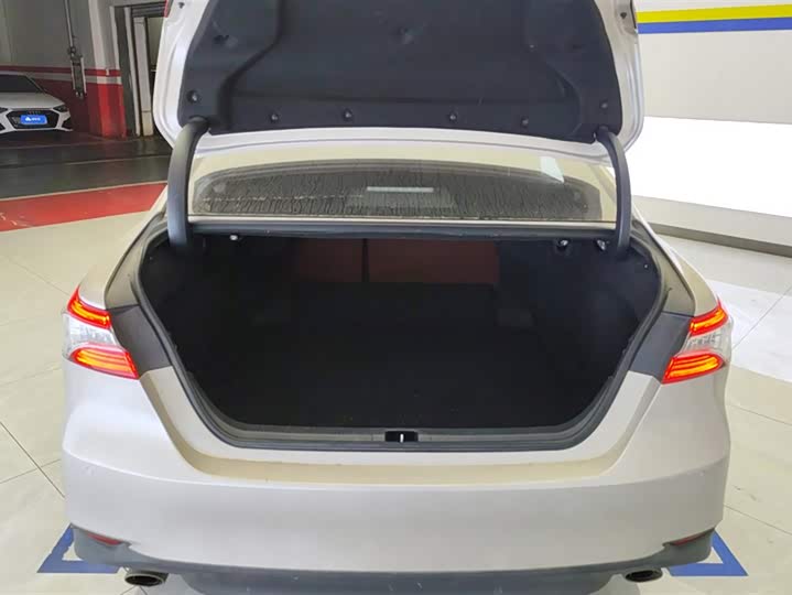 Фото 4 - Toyota Camry