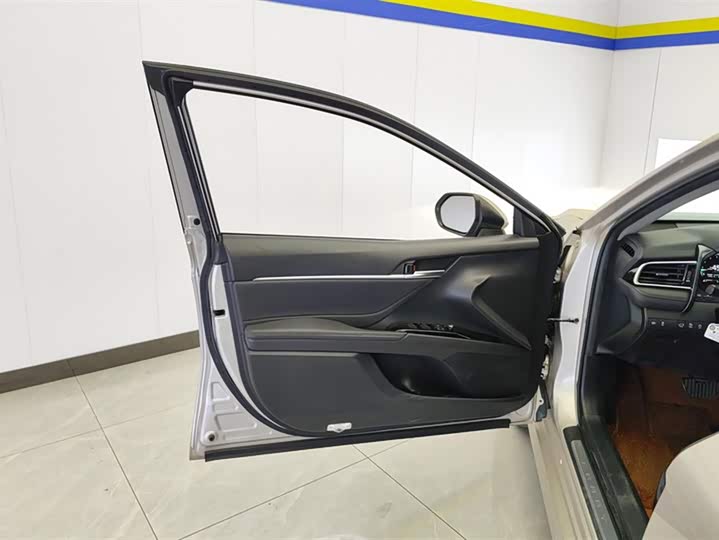 Фото 7 - Toyota Camry