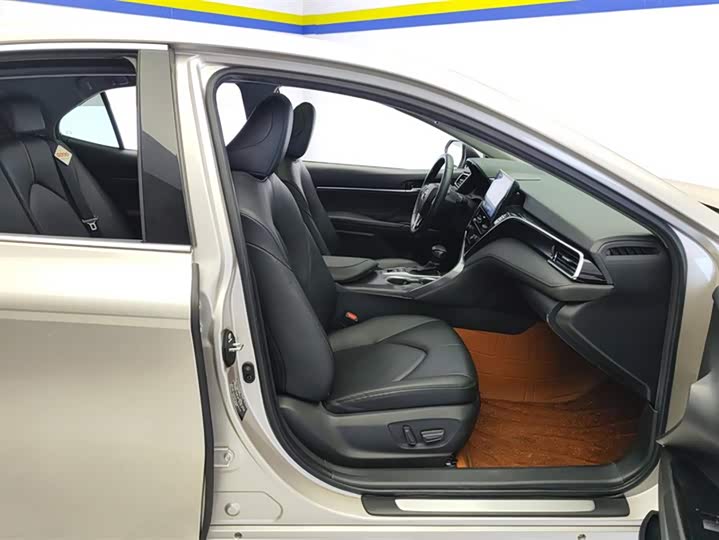 Фото 8 - Toyota Camry