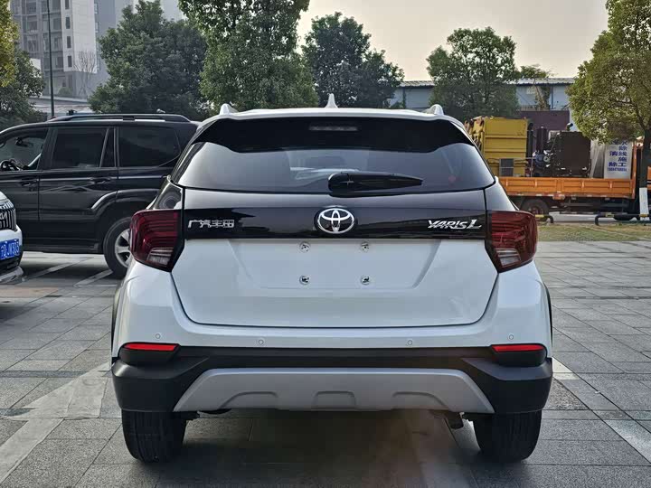 Фото 10 - Toyota Yaris L Hatchback